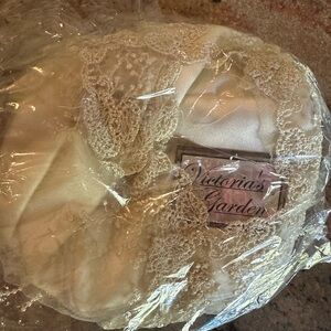 Victorias Garden tissue box holder